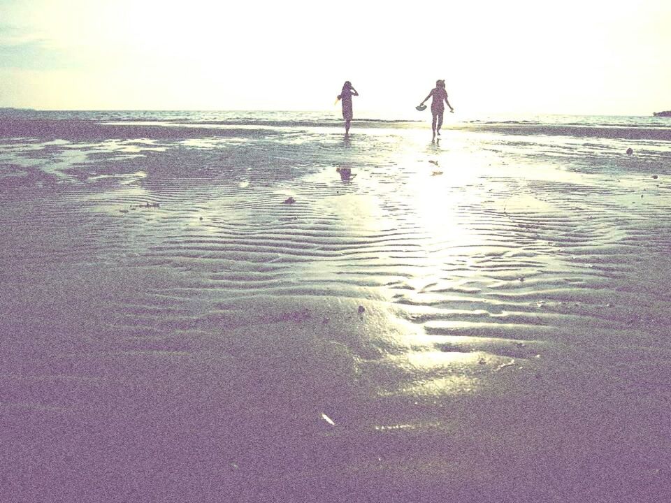 sea, water, beach, horizon over water, shore, leisure activity, lifestyles, sand, vacations, standing, tranquility, scenics, full length, rear view, tranquil scene, beauty in nature, men