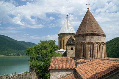 Crop of ananuri fortress complex by lake against sky