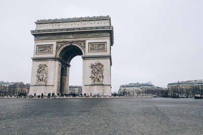 Triumphal arch against sky