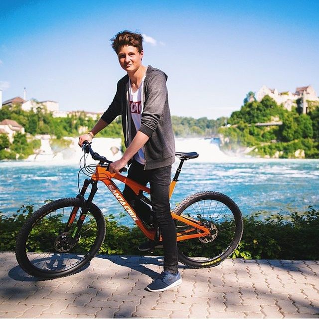 bicycle, mode of transport, transportation, lifestyles, young adult, leisure activity, land vehicle, person, water, casual clothing, full length, travel, portrait, riding, side view, young men, front view, standing