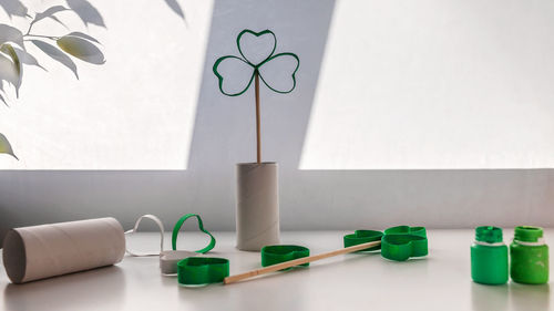 Diy paper clover with toilet roll tube for saint patrick day celebration, zero waste decor for party
