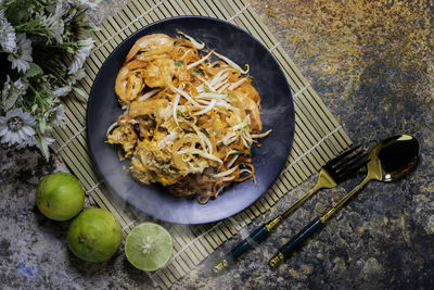 Pad thai is a popular dish for both thais and foreigners.