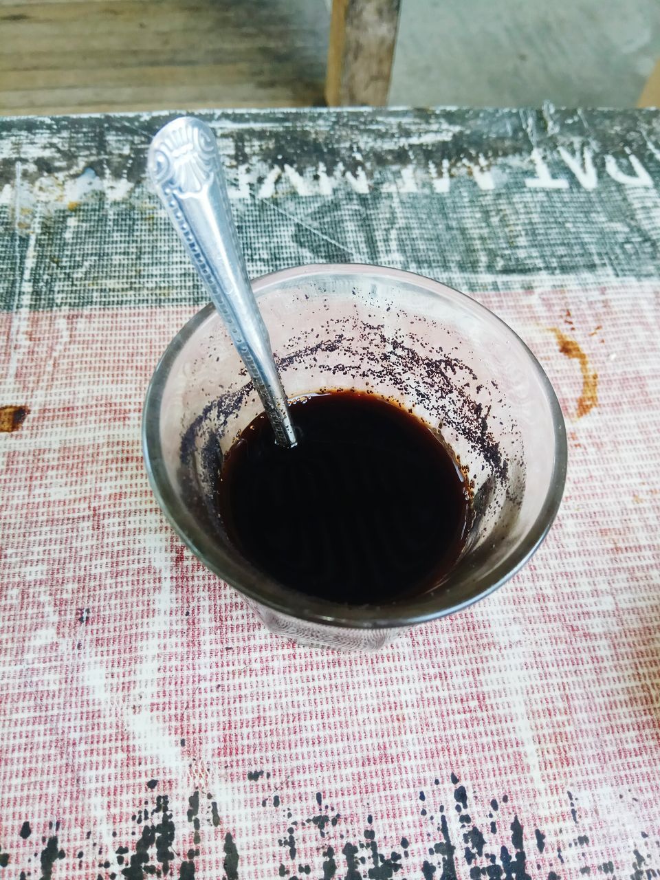 HIGH ANGLE VIEW OF COFFEE IN CUP ON TABLE