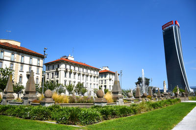 Statue of historic building against clear blue sky