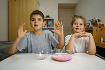 A little blogger, a boy enthusiastically talks about experiments.