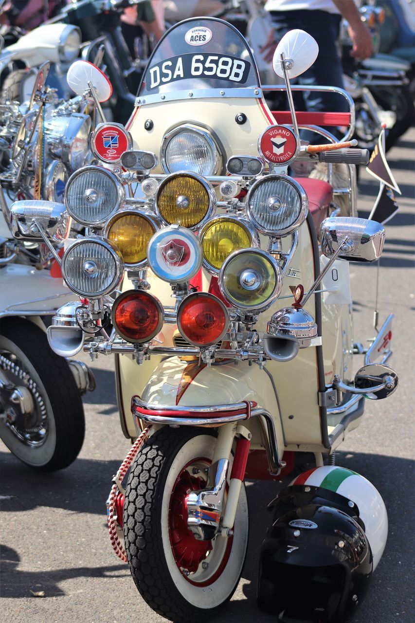 CLOSE-UP OF MOTORCYCLE