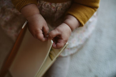 Close-up of woman hand holding paper