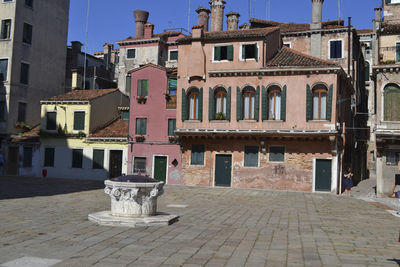 A fountain in the middle of venecia at summer