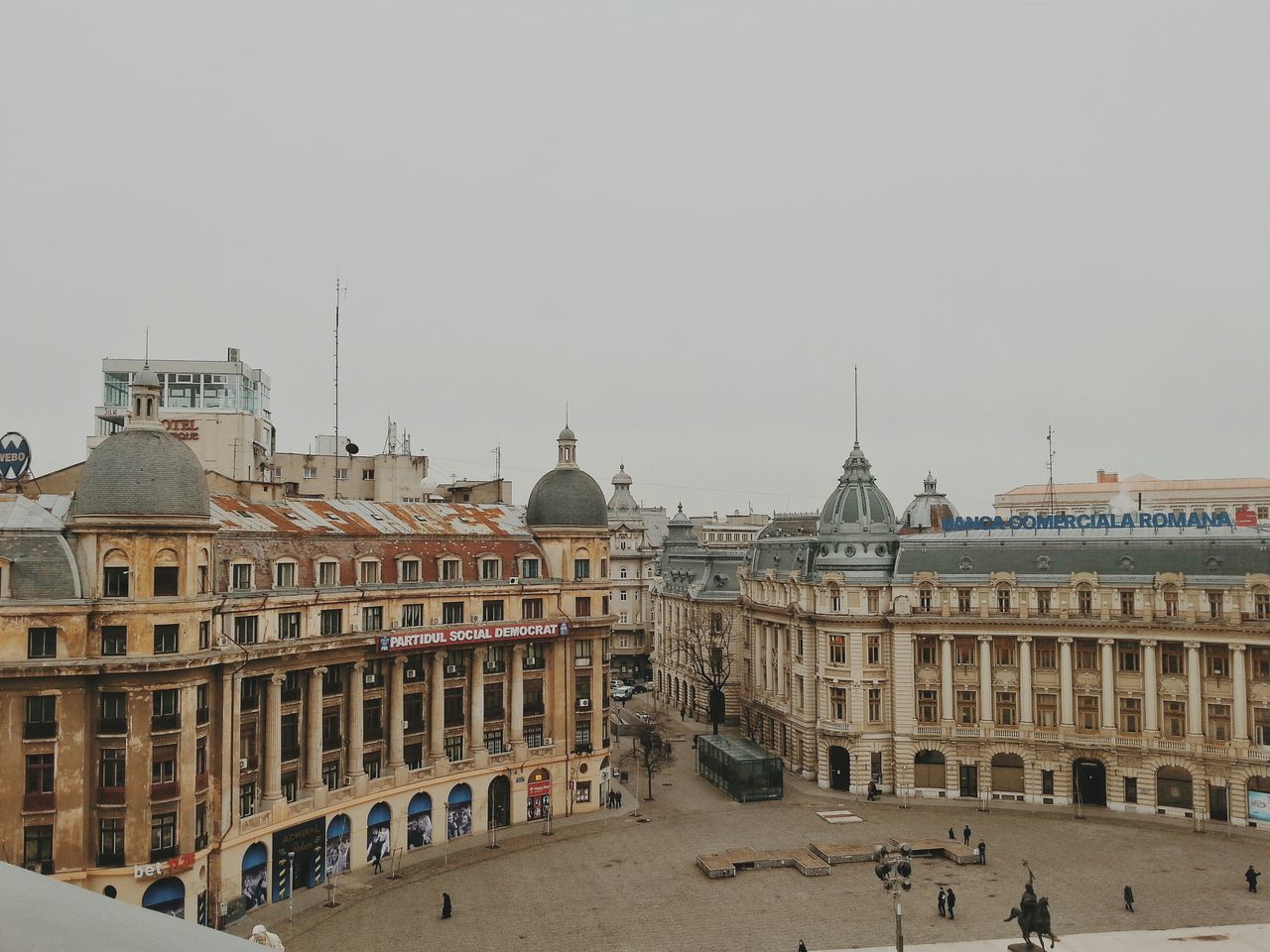 architecture, built structure, building exterior, clear sky, copy space, city, large group of people, travel destinations, incidental people, history, tourism, famous place, town square, travel, city life, building, day, outdoors, tourist