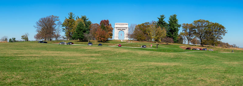 A panoramic shot of the national memorial arch and surrounding fields at valley forge national park