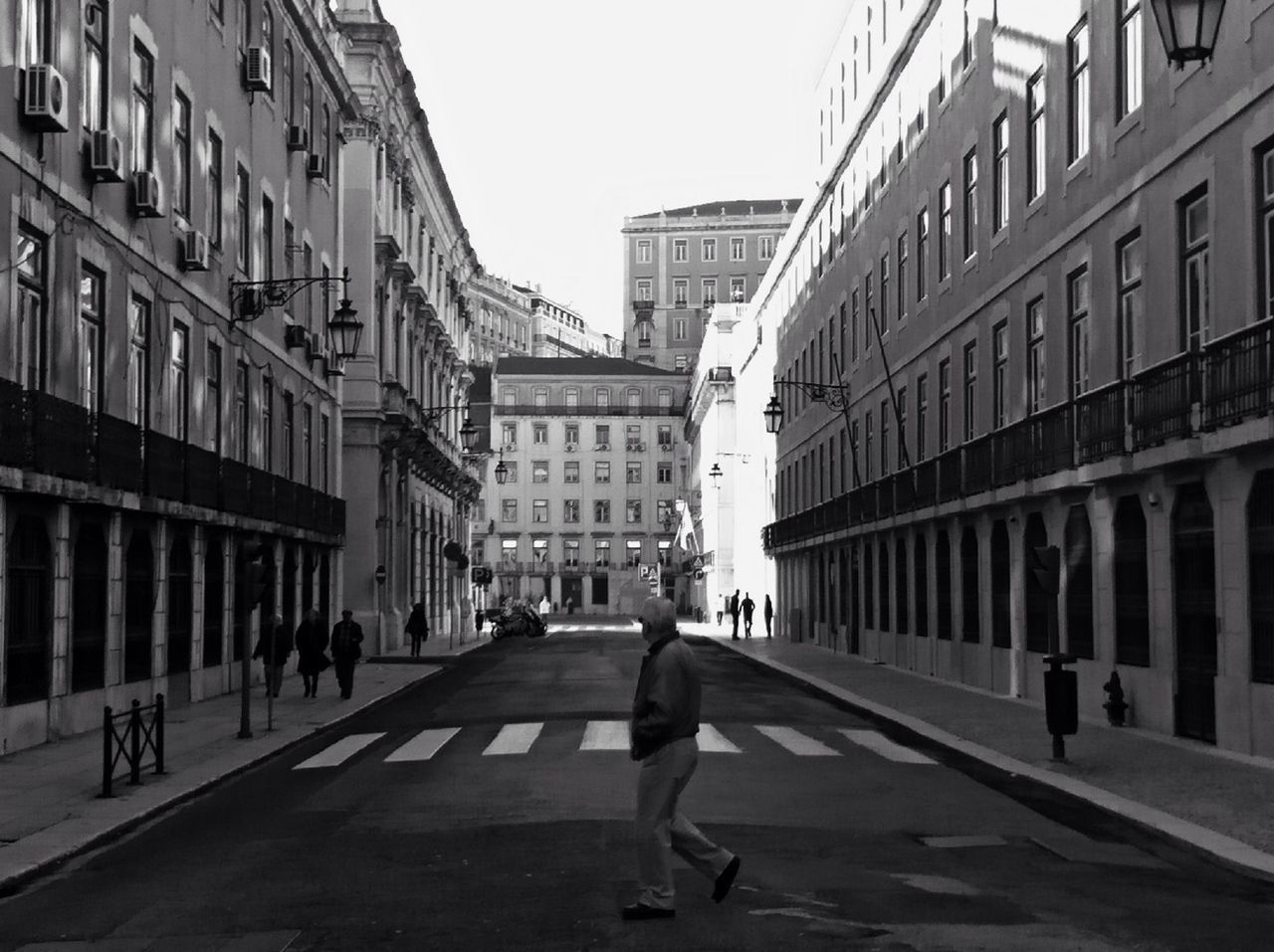 architecture, building exterior, built structure, walking, men, city, lifestyles, person, street, full length, leisure activity, city life, building, the way forward, rear view, day, residential structure, clear sky