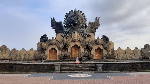 Statue of historic building against cloudy sky