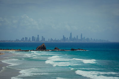 Viel pacific,  wellen und im hintergrund surfers paradise .