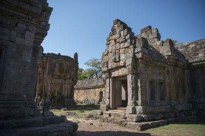 Prasat ta muen thom temple against clear sky