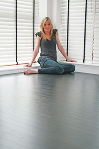 Full length of woman sitting on floor