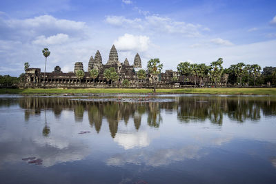 Lake at angkor wat against sky