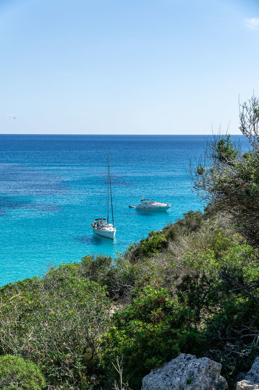 SAILBOATS ON SEA AGAINST CLEAR SKY