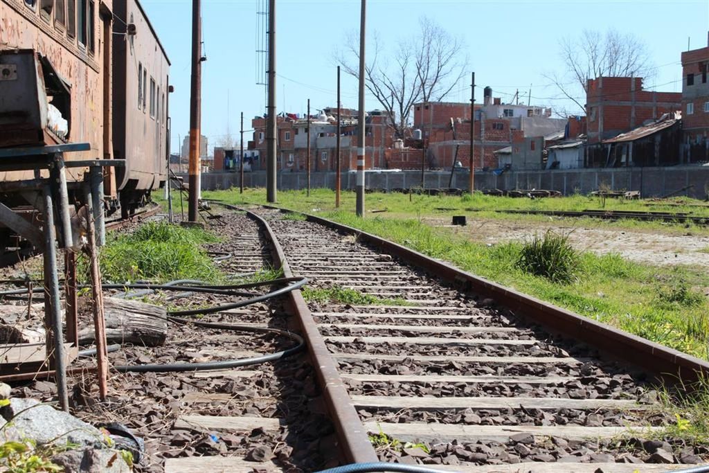 RAILROAD TRACKS IN CITY AGAINST SKY
