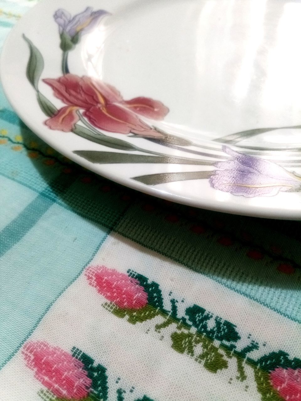 HIGH ANGLE VIEW OF MULTI COLORED FLOWER ON TABLE