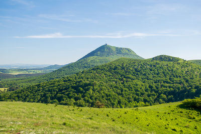 View from the puy-des-goules volcano hiking trail