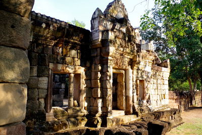 Old ruins of building against sky