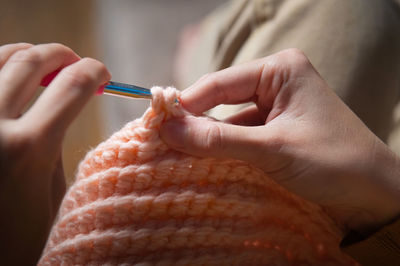 Cropped hand ow woman knitting