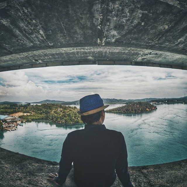 water, rear view, standing, lifestyles, sky, leisure activity, nature, tranquility, lake, men, tranquil scene, beauty in nature, cloud - sky, sea, scenics, casual clothing, day, outdoors