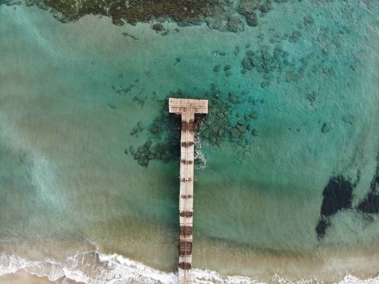 HIGH ANGLE VIEW OF WAVES ON SHORE