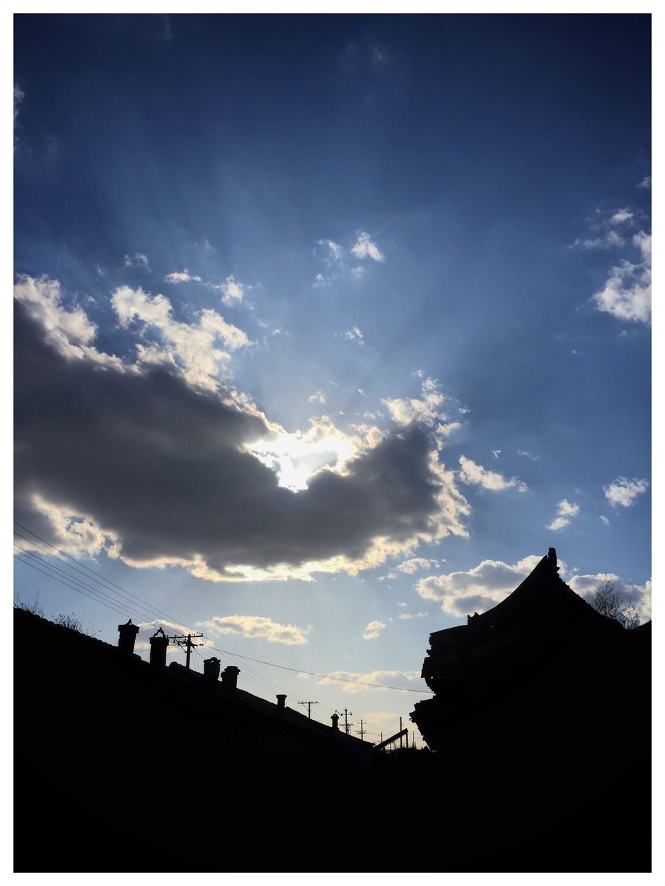 LOW ANGLE VIEW OF SILHOUETTE BUILDINGS AGAINST SKY AT DUSK