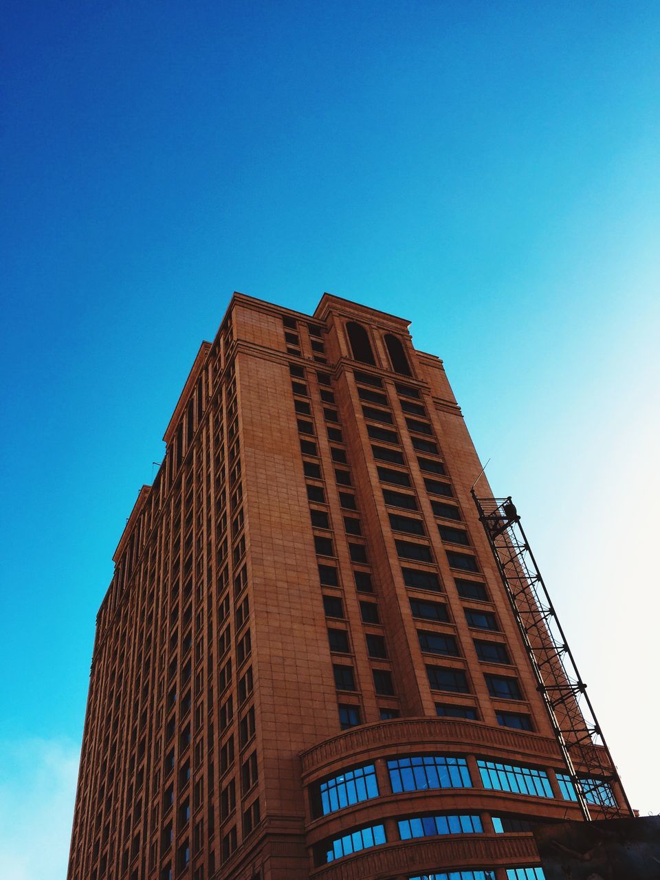 low angle view, sky, built structure, architecture, building exterior, clear sky, building, blue, office building exterior, city, no people, nature, day, copy space, tall - high, office, modern, window, outdoors, tower, skyscraper