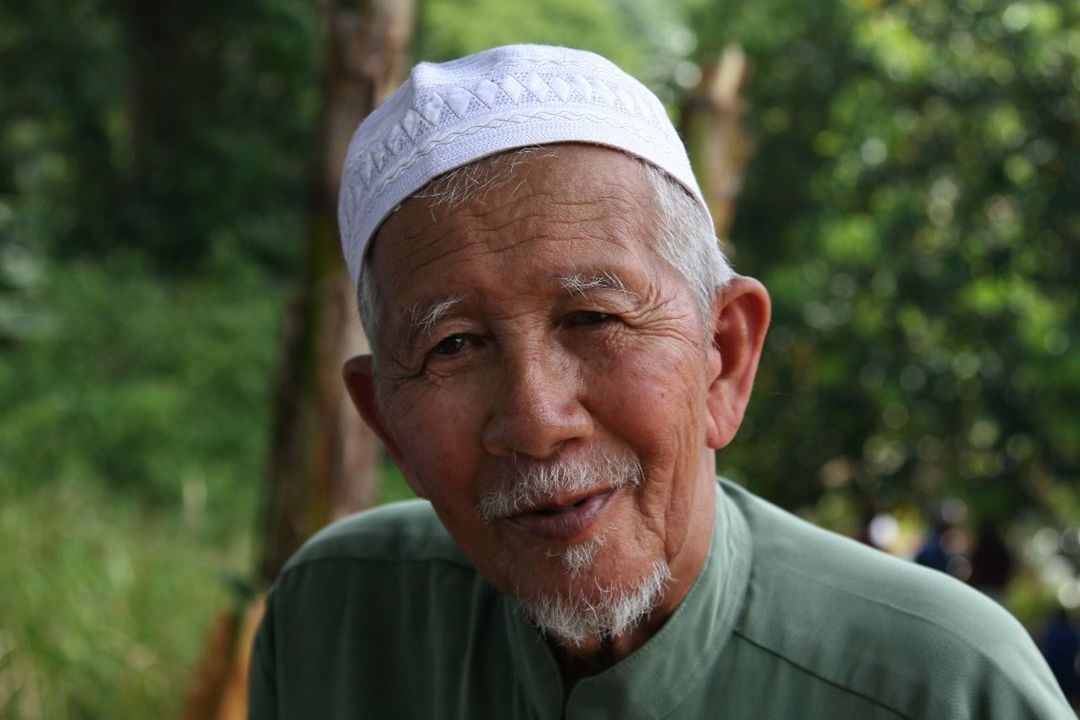 portrait, headshot, one person, senior adult, looking at camera, focus on foreground, front view, smiling, adult, males, senior men, real people, men, leisure activity, lifestyles, wrinkled, close-up, day, mature men