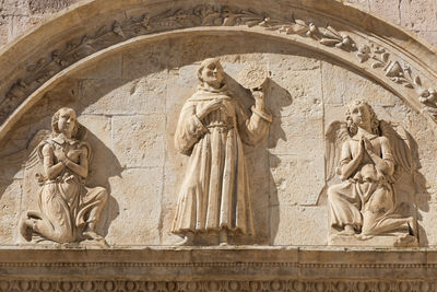 Statue of statues in temple