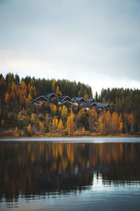 Autumn sunset at lake syvajarvi, in hyrynsalmi, finland. reflecting sunset in a cabin area 