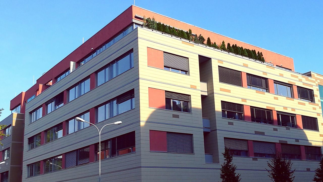 LOW ANGLE VIEW OF BUILDING AGAINST CLEAR SKY