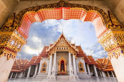 Low angle view of wat benchamabophit seen from entrance archway