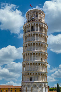 Leaning tower of pisa in the cloudy day