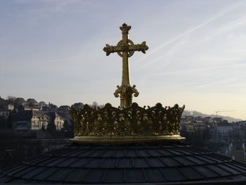 Sculpture of building against sky