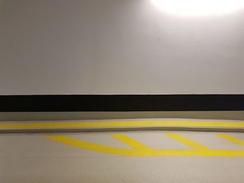 Yellow arrow symbol on bus