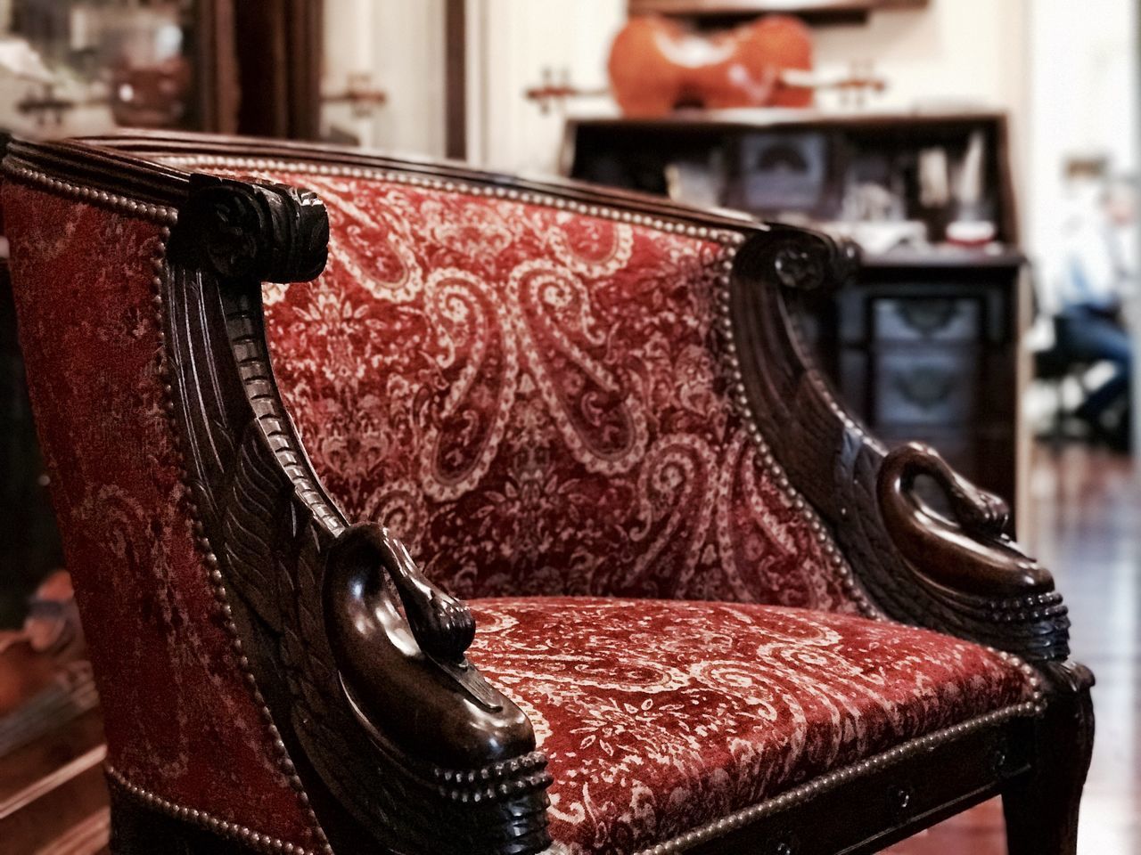 CLOSE UP OF FLORAL PATTERN ON SHELF