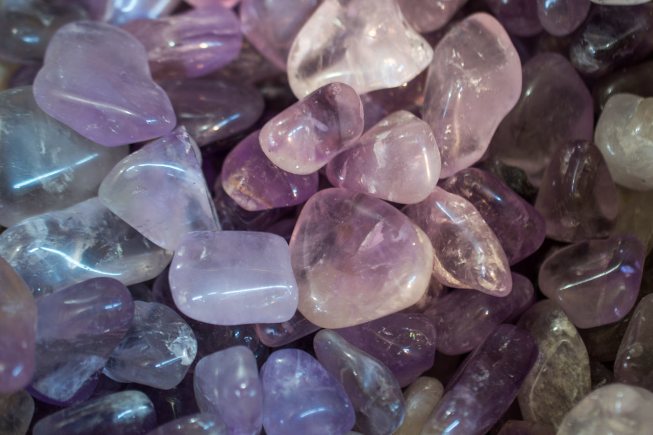 FULL FRAME SHOT OF PEBBLES AND ROCKS