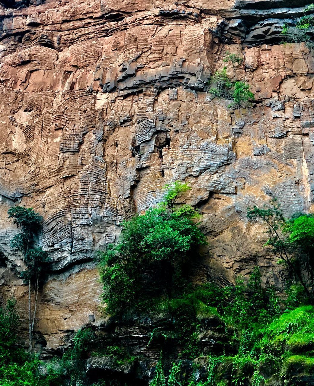 LOW ANGLE VIEW OF ROCK FORMATION ON WALL