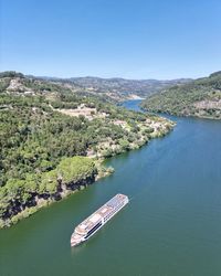 Barco nas margens da aldeia de paços de gaiolo