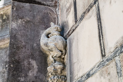 Close-up of cat statue against wall