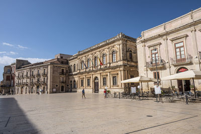  historic buildings with beautiful facades in piazza duomo in ortigia