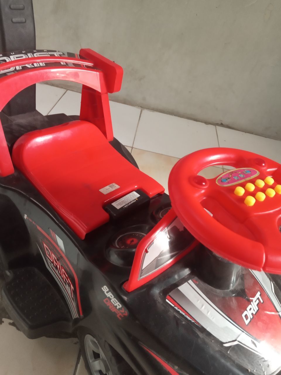 HIGH ANGLE VIEW OF TOY CAR IN CONTAINER