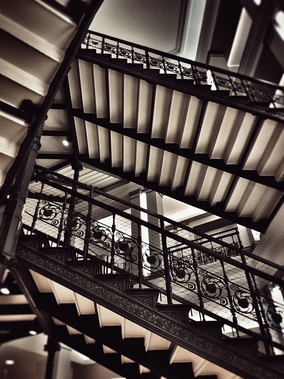 LOW ANGLE VIEW OF STAIRCASE IN BUILDING