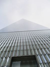 Voici un immeuble vu du sol de new york.