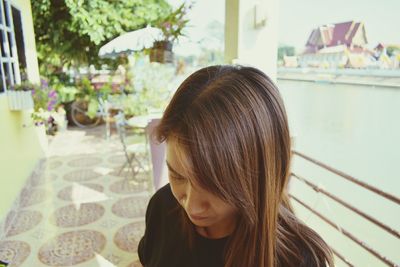 Young woman at sidewalk cafe