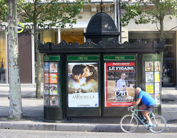 Man with shopping cart in city