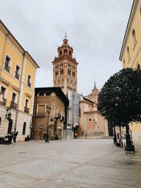 Teruel, españa, y al final de la calle, si catedral, fruto de la unión de culturas medievas.